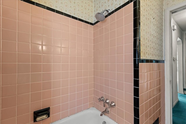 bathroom with tiled shower / bath