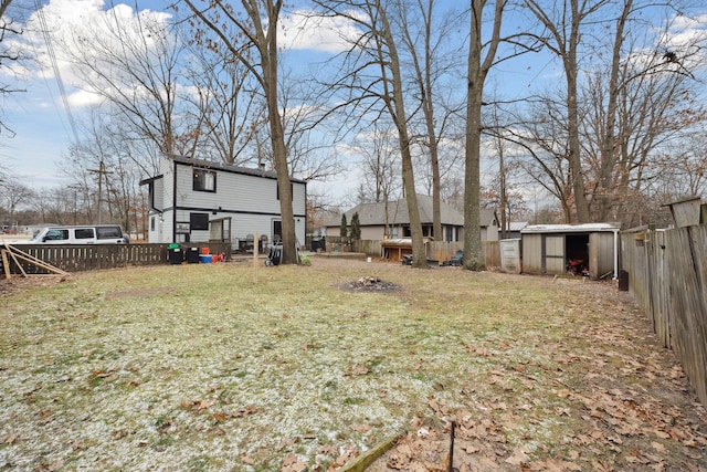 view of yard featuring a shed