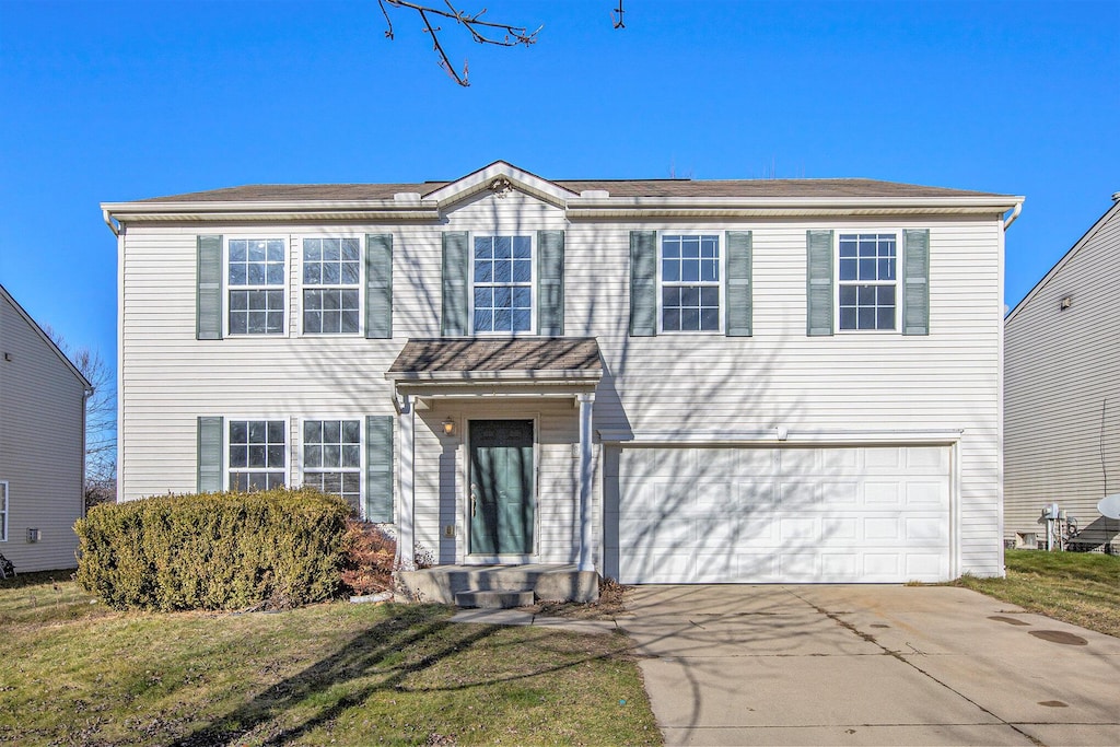 view of front of house featuring a garage and a front yard