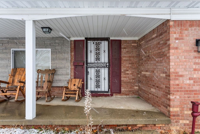 property entrance featuring a porch