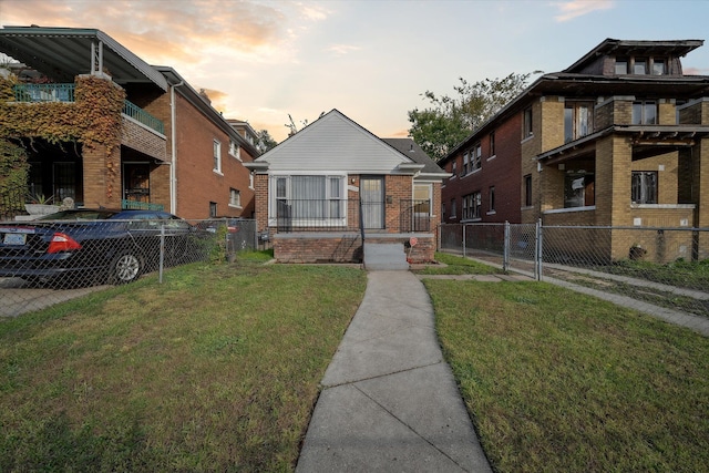 view of front of property featuring a yard