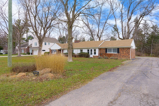 view of front facade featuring a garage and a front lawn