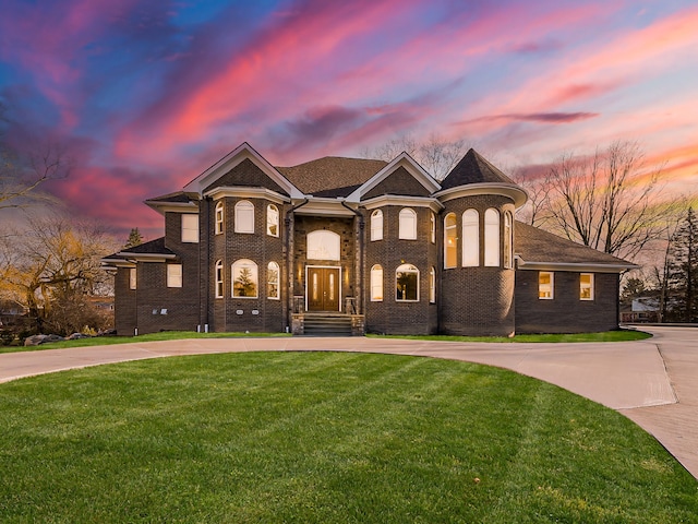 view of front of property featuring a yard