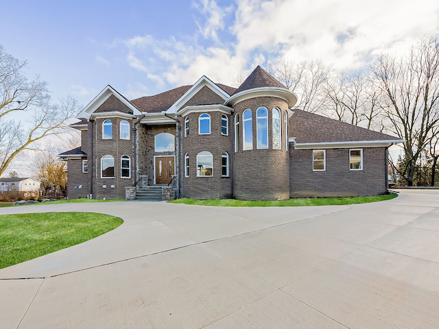 view of front of property with a front lawn