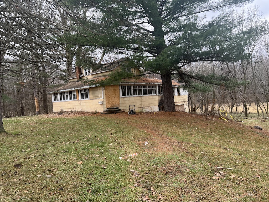 view of front of home featuring a front lawn