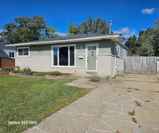 view of front of house featuring a front yard