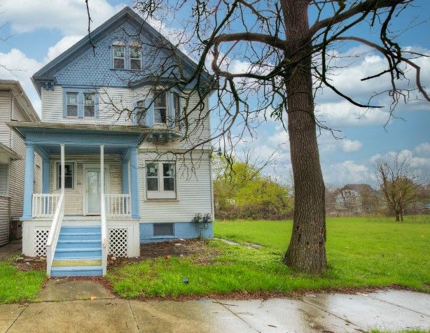 view of front of home featuring a front yard and a porch