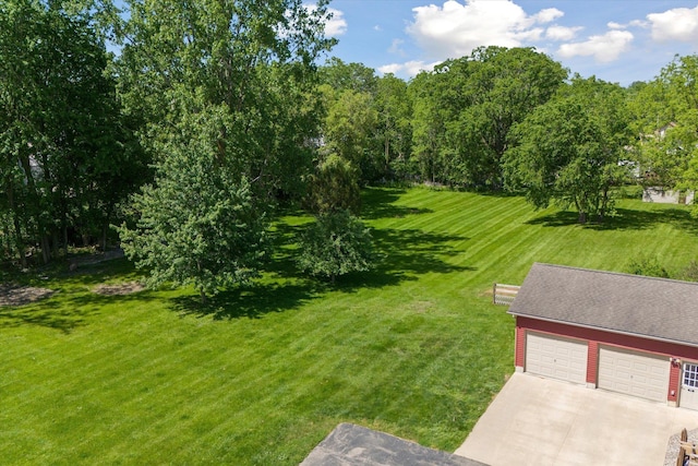 view of yard featuring an outdoor structure and a garage