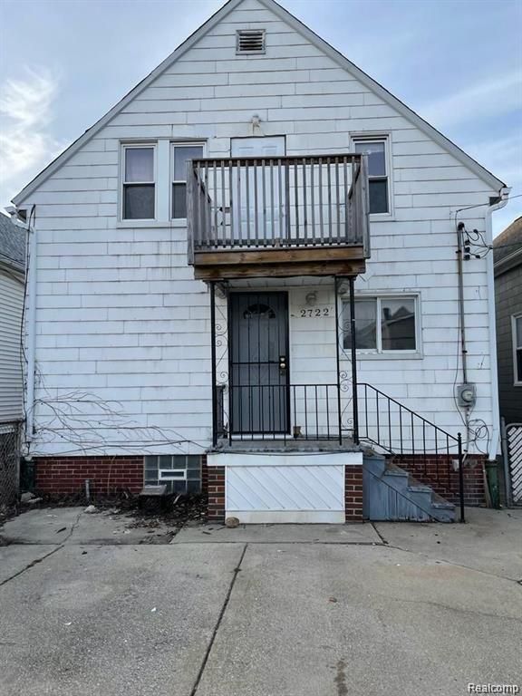 view of front of property with a balcony