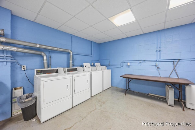 washroom featuring washing machine and clothes dryer