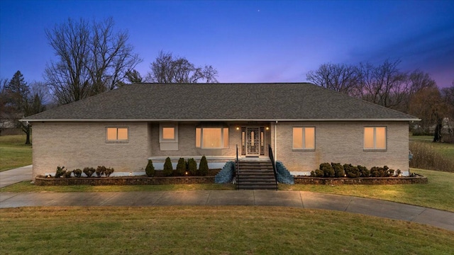 view of front facade with a yard