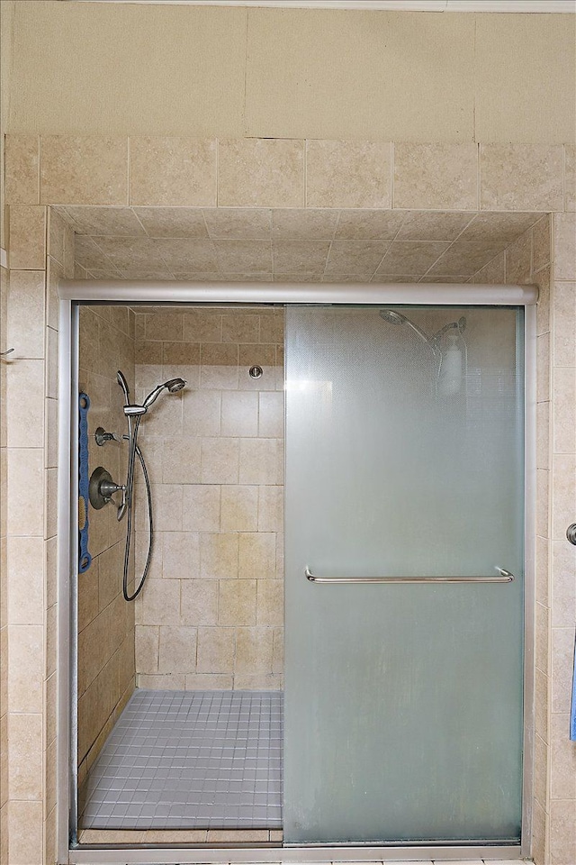 bathroom featuring tiled shower