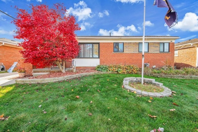 view of front of property with a front lawn