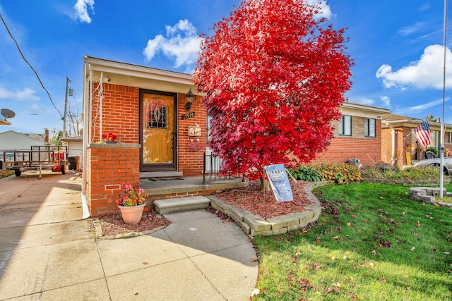 view of front of house featuring a front yard