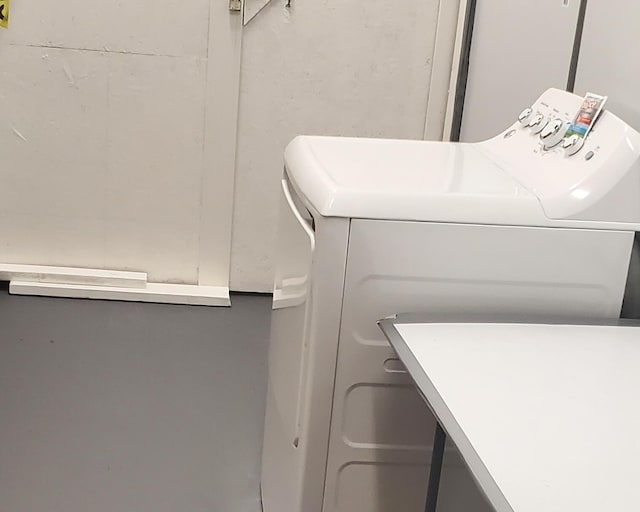 2639 S 3rd St, Niles, MI 49120 - clothes washing area featuring washer / dryer