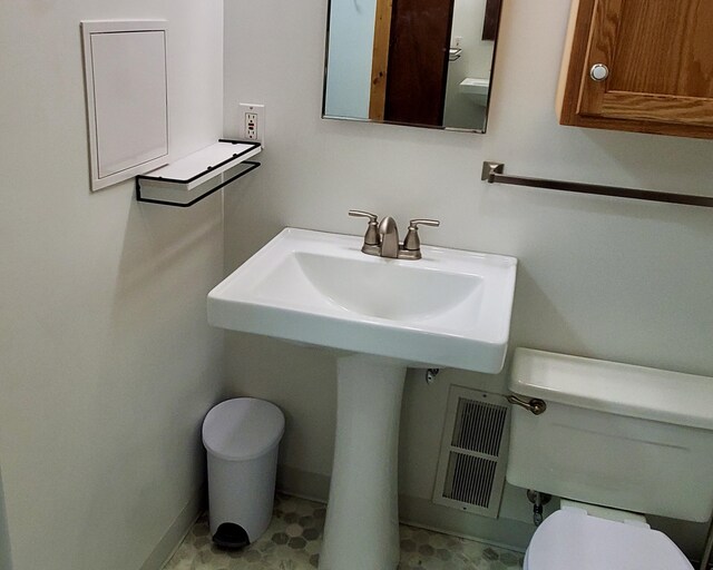 2639 S 3rd St, Niles, MI 49120 - bathroom with toilet