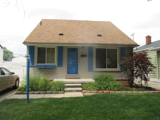 2082 Michigan Blvd, Lincoln Park, MI 48146 - bungalow featuring a front lawn