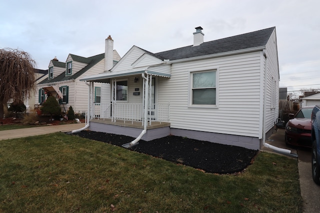 view of front facade with a front yard