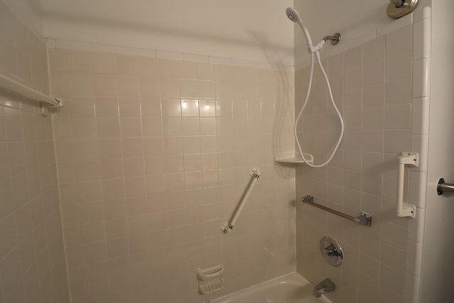 bathroom with tiled shower / bath combo