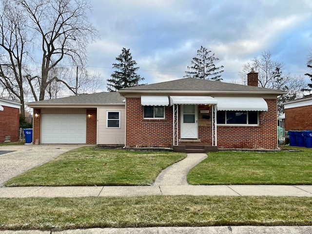 view of front of property featuring a front lawn and a garage