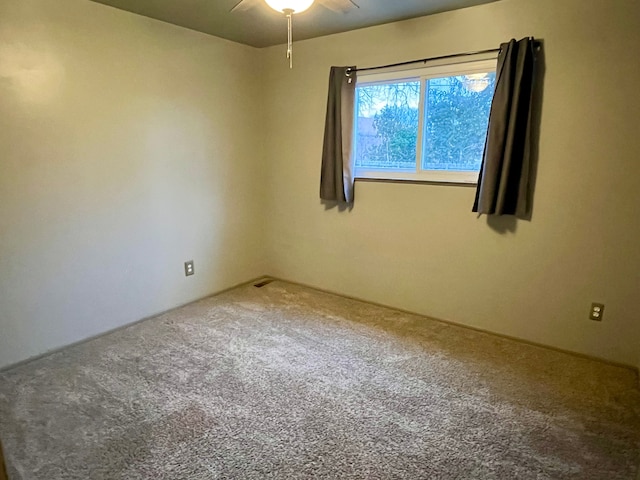 unfurnished room featuring carpet flooring and ceiling fan