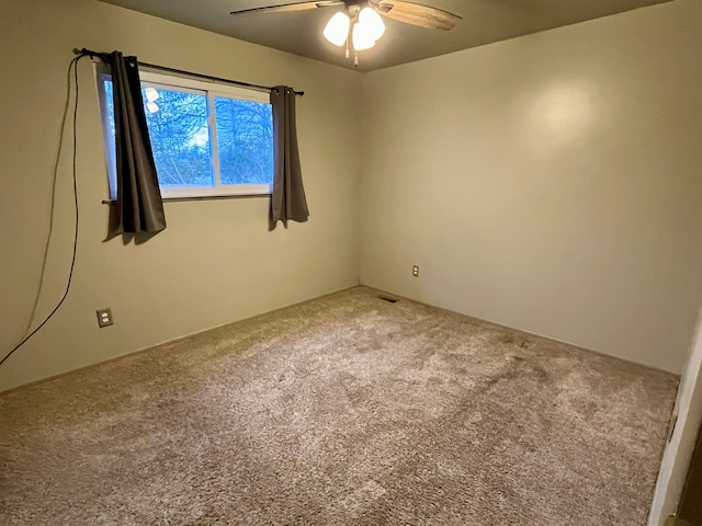 carpeted empty room featuring ceiling fan