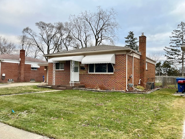 bungalow featuring a front yard