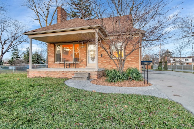 view of front of property featuring a porch and a front yard