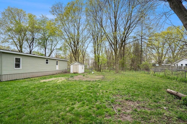 view of yard featuring a shed