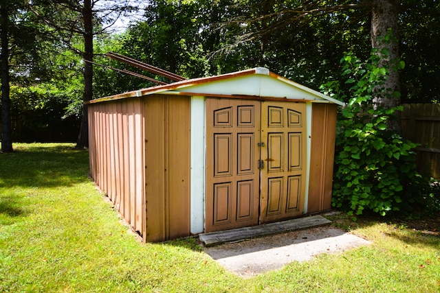 view of outdoor structure featuring a yard