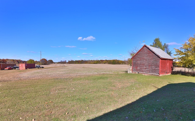 view of yard featuring a rural view