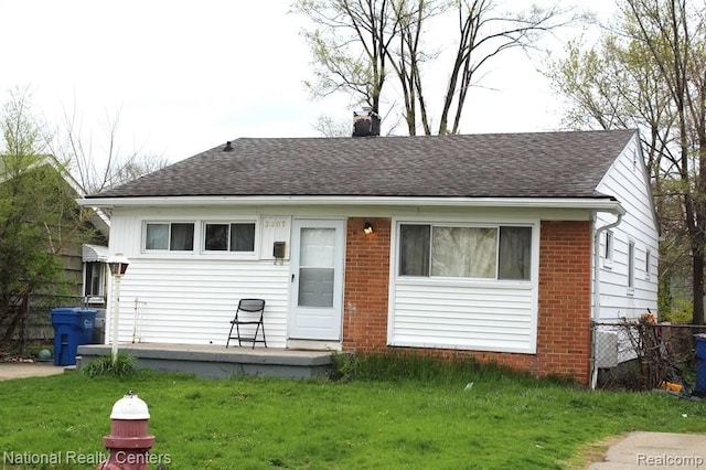 view of front of home with a front lawn