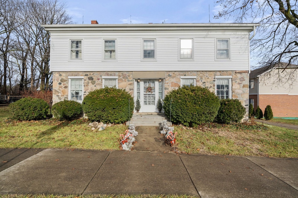 view of front of home with a front lawn