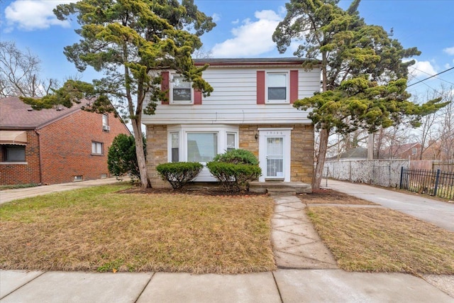 view of front facade featuring a front lawn