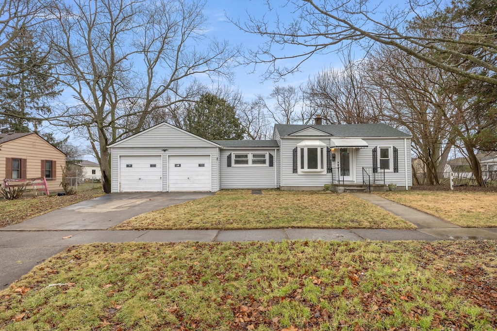 view of front of home featuring a front yard and a garage