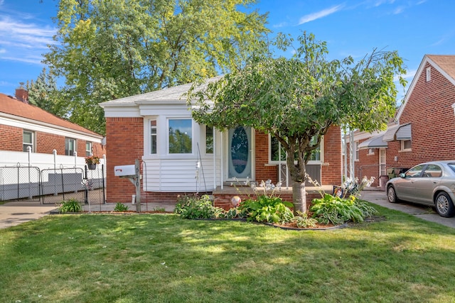 view of front of home featuring a front lawn