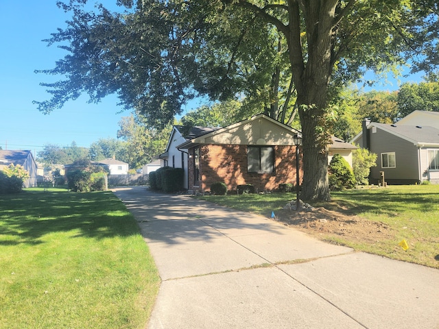 exterior space featuring a front yard