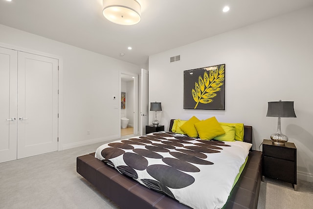 bedroom with carpet flooring, baseboards, recessed lighting, a closet, and ensuite bath