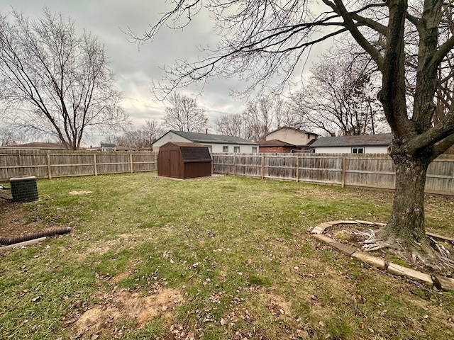 view of yard featuring a storage shed