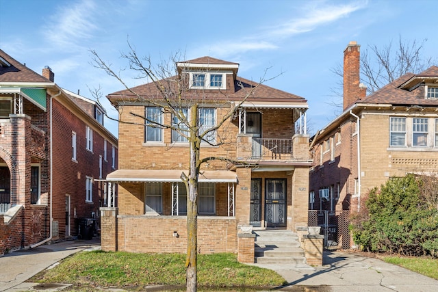 view of front of property featuring a balcony