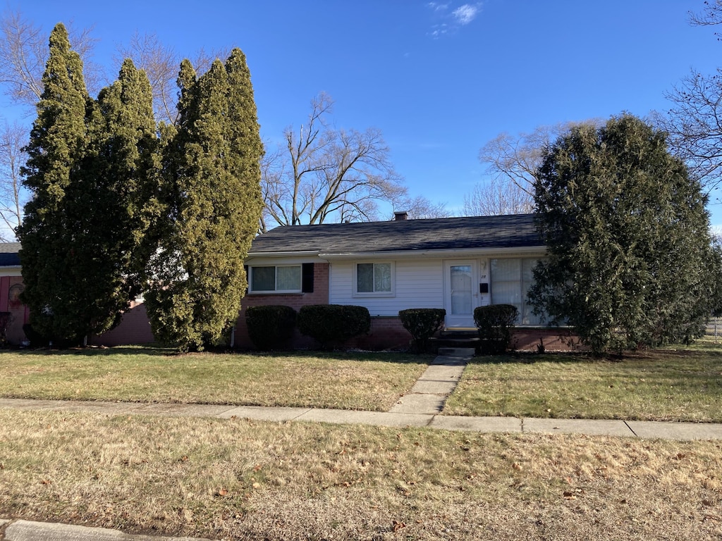 ranch-style house featuring a front lawn