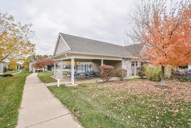 view of front of house featuring a front lawn