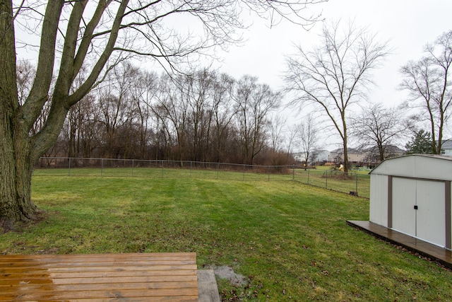 view of yard featuring a storage shed