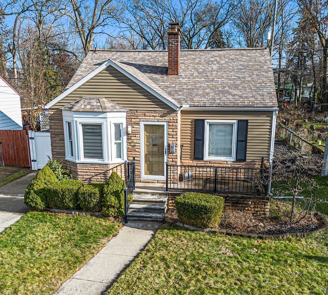 view of front of property with a front yard