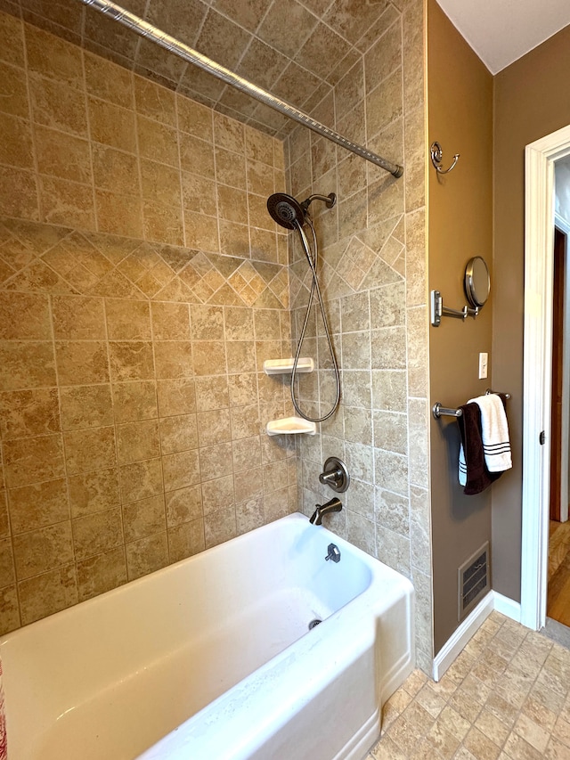 bathroom featuring tiled shower / bath