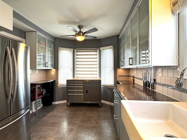 kitchen featuring plenty of natural light, stainless steel fridge, sink, and ceiling fan