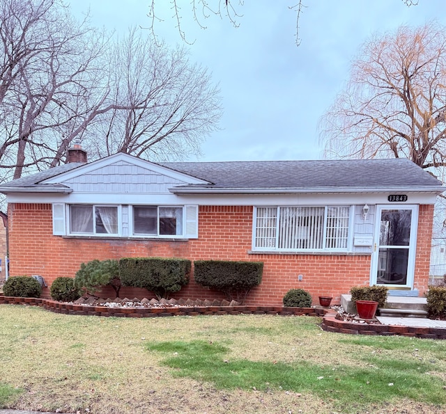 view of front of house with a front lawn