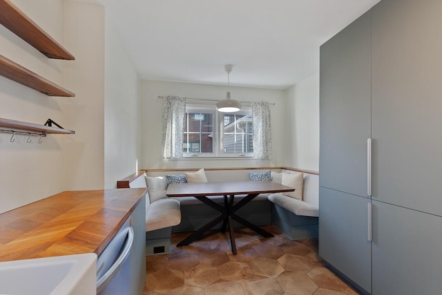 dining space with breakfast area