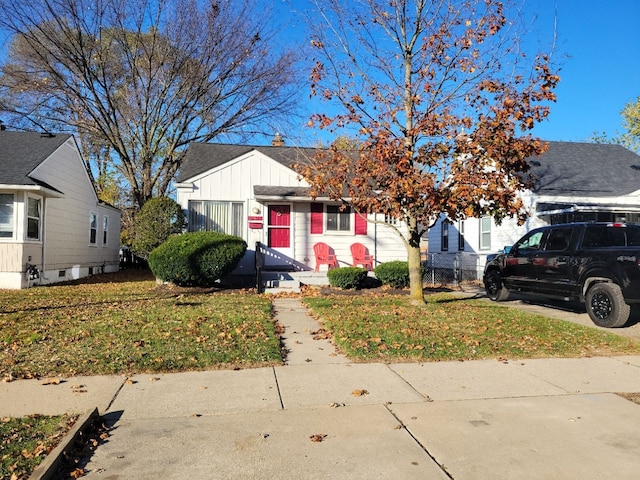 view of front of house with a front lawn