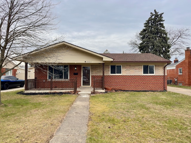 view of front of property featuring a front lawn and a porch